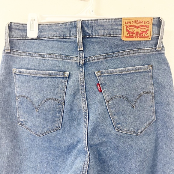 Levi's Women's 725 High Rise Bootcut Jeans 28 light wash - Picture 9 of 11